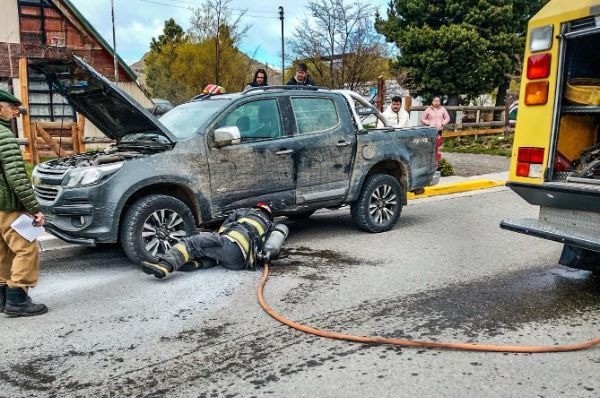 Se le metió mata negra en el motor de la camioneta y casi se le prende fuego