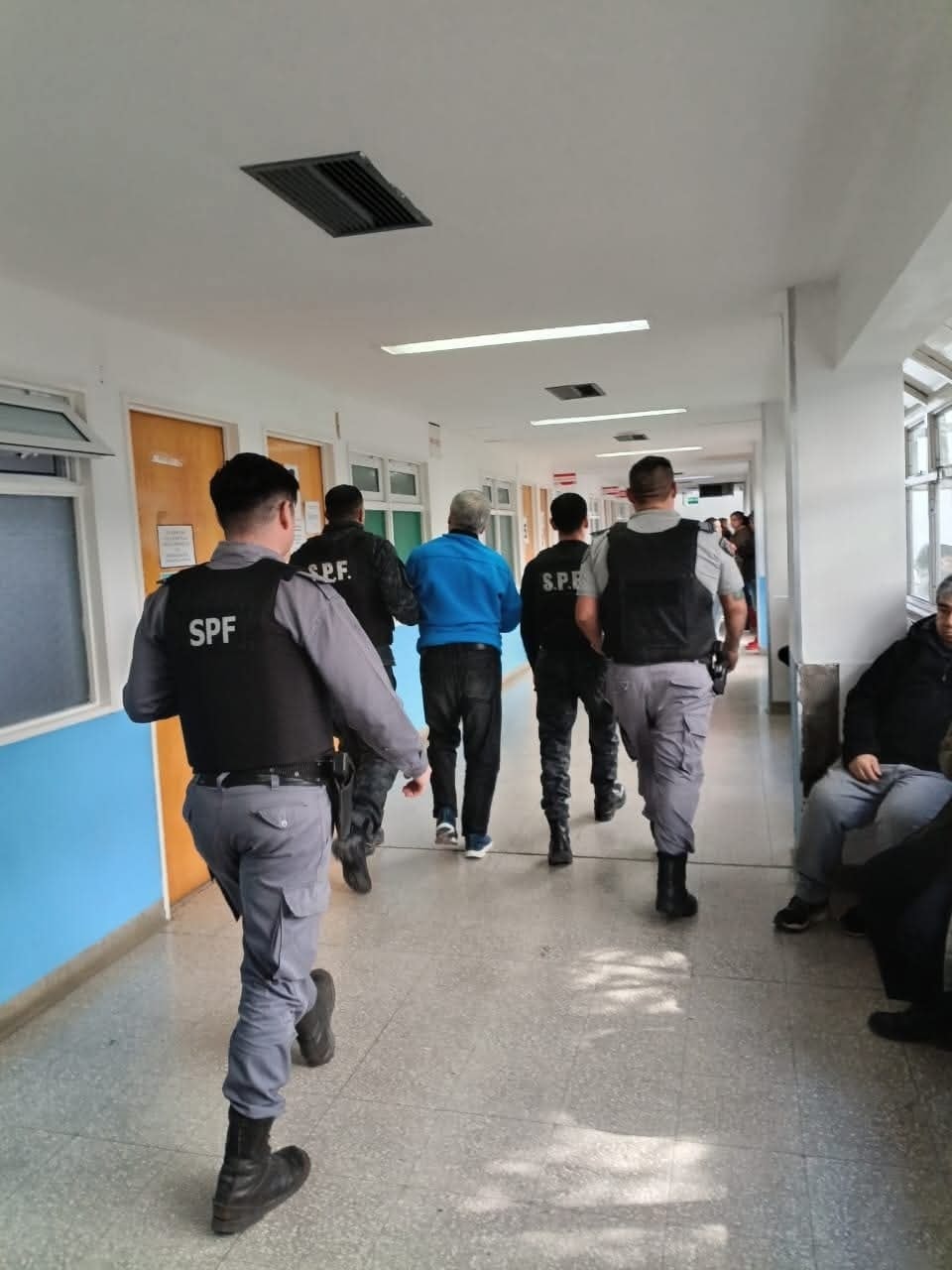  Así escoltaban a Lázaro Báez en el hospital de Río Gallegos, el pasado domingo 12 de octubre.