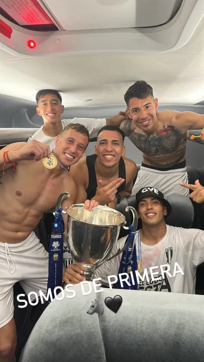  Copa y medalla en mano, Muñoz festejó el ascenso.