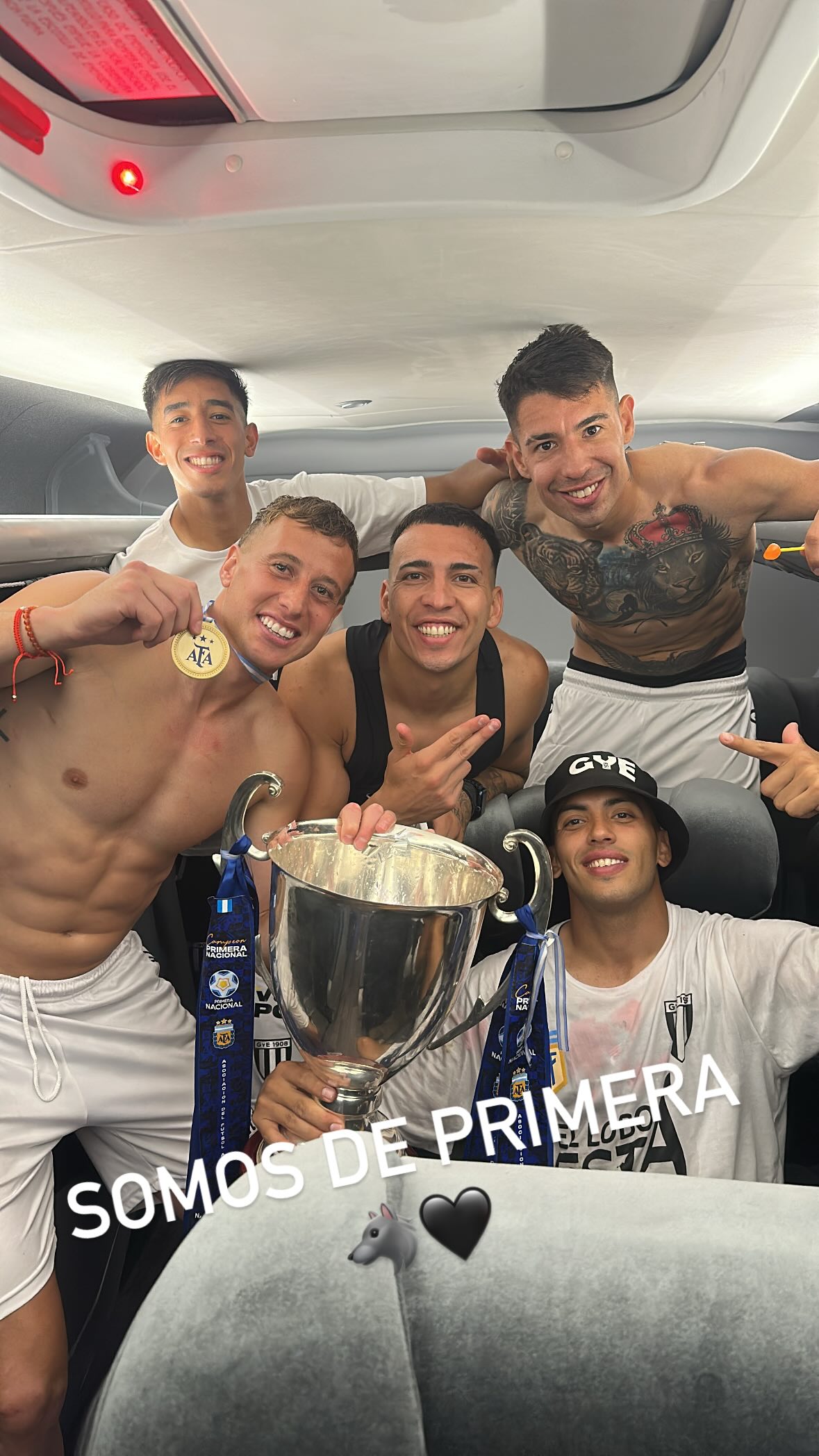  Copa y medalla en mano, Muñoz festejó el ascenso.