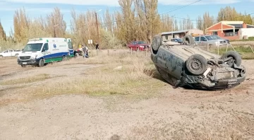 Un hombre resultó con lesiones leves tras protagonizar un violento vuelco en las afueras de Perito Moreno Un hombre resultó con lesiones leves tras protagonizar un violento vuelco en las afueras de Perito Moreno