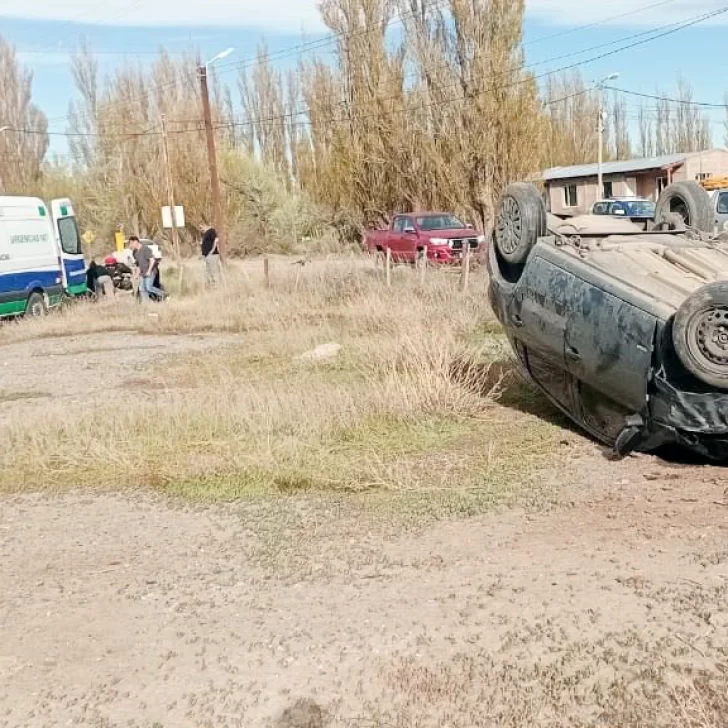 Un hombre resultó con lesiones leves tras protagonizar un violento vuelco en las afueras de Perito Moreno Un hombre resultó con lesiones leves tras protagonizar un violento vuelco en las afueras de Perito Moreno