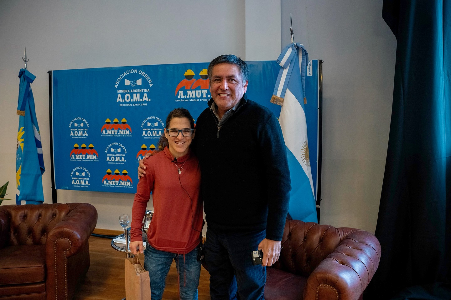  Javier Castro, secretario de AOMA, junto a la 