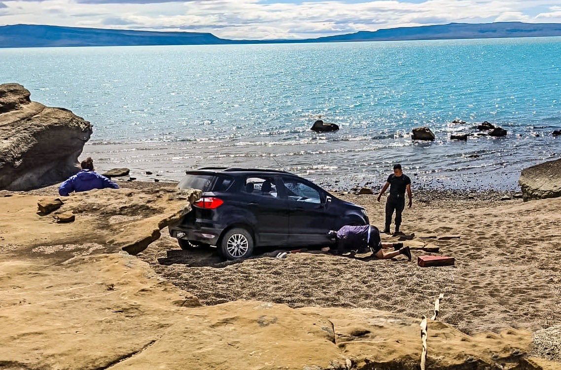 Bomberos trabajando en el lugar del hecho. FOTO: POLICÍA SANTA CRUZ