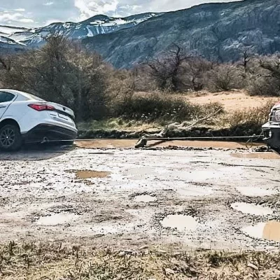 Perdió el control del auto por el deshielo, despistó y terminó en una zanja cerca de El Chaltén Perdió el control del auto por el deshielo, despistó y terminó en una zanja cerca de El Chaltén