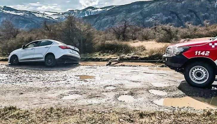 Perdió el control del auto por el deshielo, despistó y terminó en una zanja cerca de El Chaltén