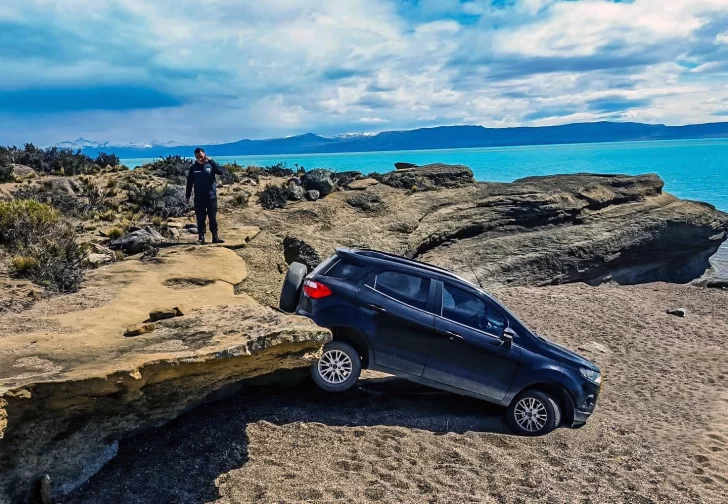 Impactante rescate en El Calafate: una camioneta terminó a punto de hundirse en el Lago Argentino