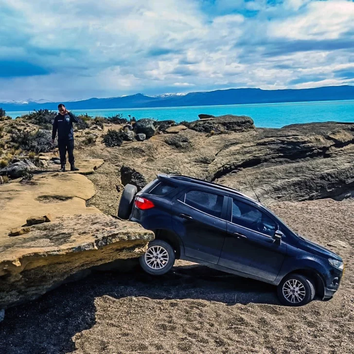 Impactante rescate en El Calafate: una camioneta terminó a punto de hundirse en el Lago Argentino Impactante rescate en El Calafate: una camioneta terminó a punto de hundirse en el Lago Argentino