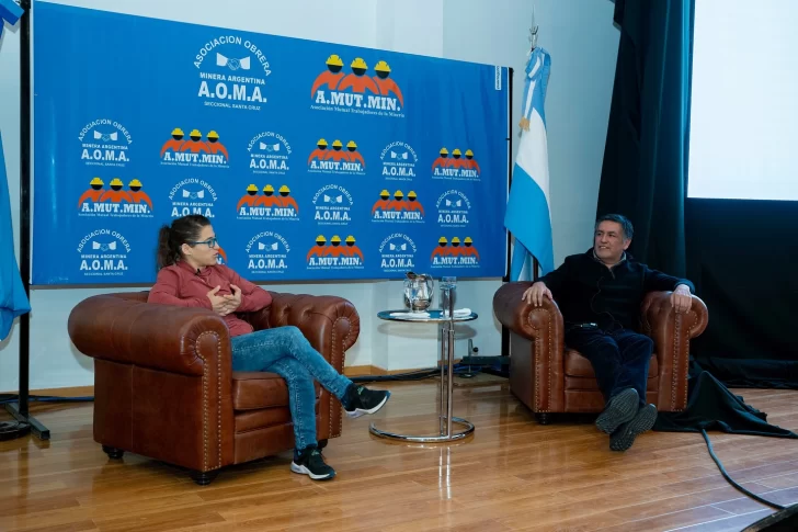  Paula Pareto junto a Javier Castro, en su charla motivacional charla motivacional denominada “Espíritu de Superación”.