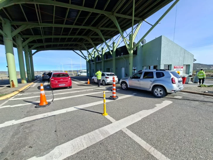 Vehículos esperando ser identificados en el puesto policial. FOTO: POLICÍA SANTA CRUZ