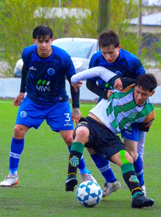 Torneo Regional Federal Amateur: Boxing ganó el clásico bajo la lluvia y se subió a la punta