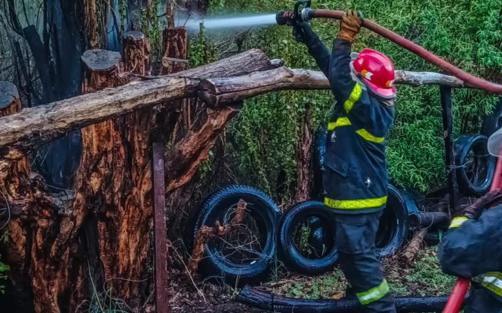 Bomberos de El Calafate controlaron un incendio originado por la quema de residuos