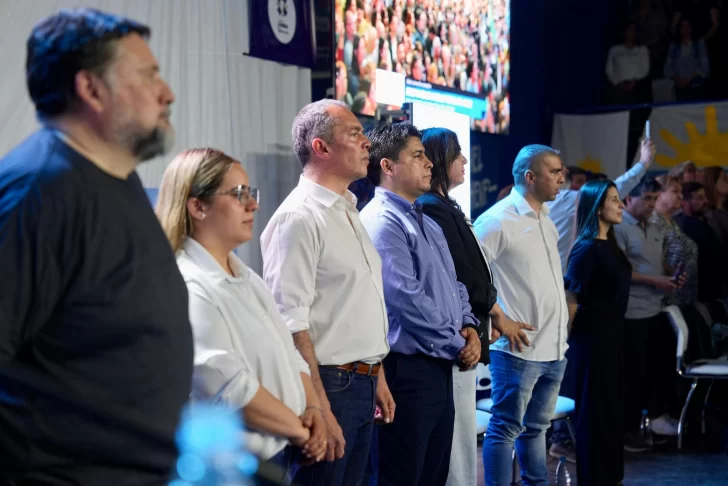  El candidato estuvo acompañado por el gobernador Claudio Vidal, Gisella Martínez y Juan José Ortega, titulares de la lista, y Constanza Walterina Pacheco Vera, Rafael Guenchenen y Mariana Elizabeth Mercado, suplente. Foto: Gobierno de Santa Cruz.