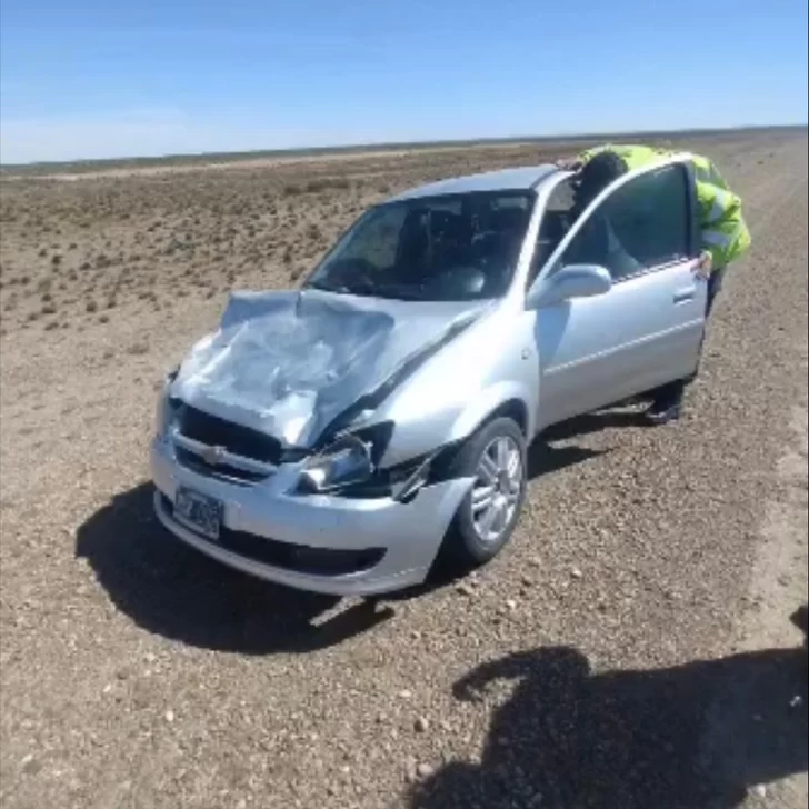  Un agente inspeccionando el interior del rodado. FOTO: POLICÍA SANTA CRUZ