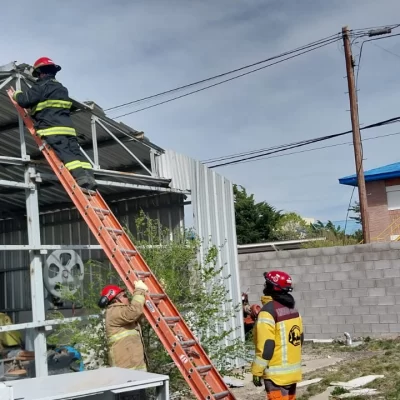Bomberos atendió 21 emergencias por ráfagas que superaron los 125 km/h Bomberos atendió 21 emergencias por ráfagas que superaron los 125 km/h
