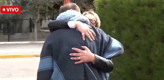  Susana Álvarez se fundió en un sentido abrazo con el candidato Juan Carlos Molina de Fuerza Santacruceña.