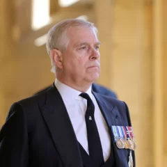 El rey Carlos III despojó de su título al príncipe Andrés por su vínculo con Jeffrey Epstein