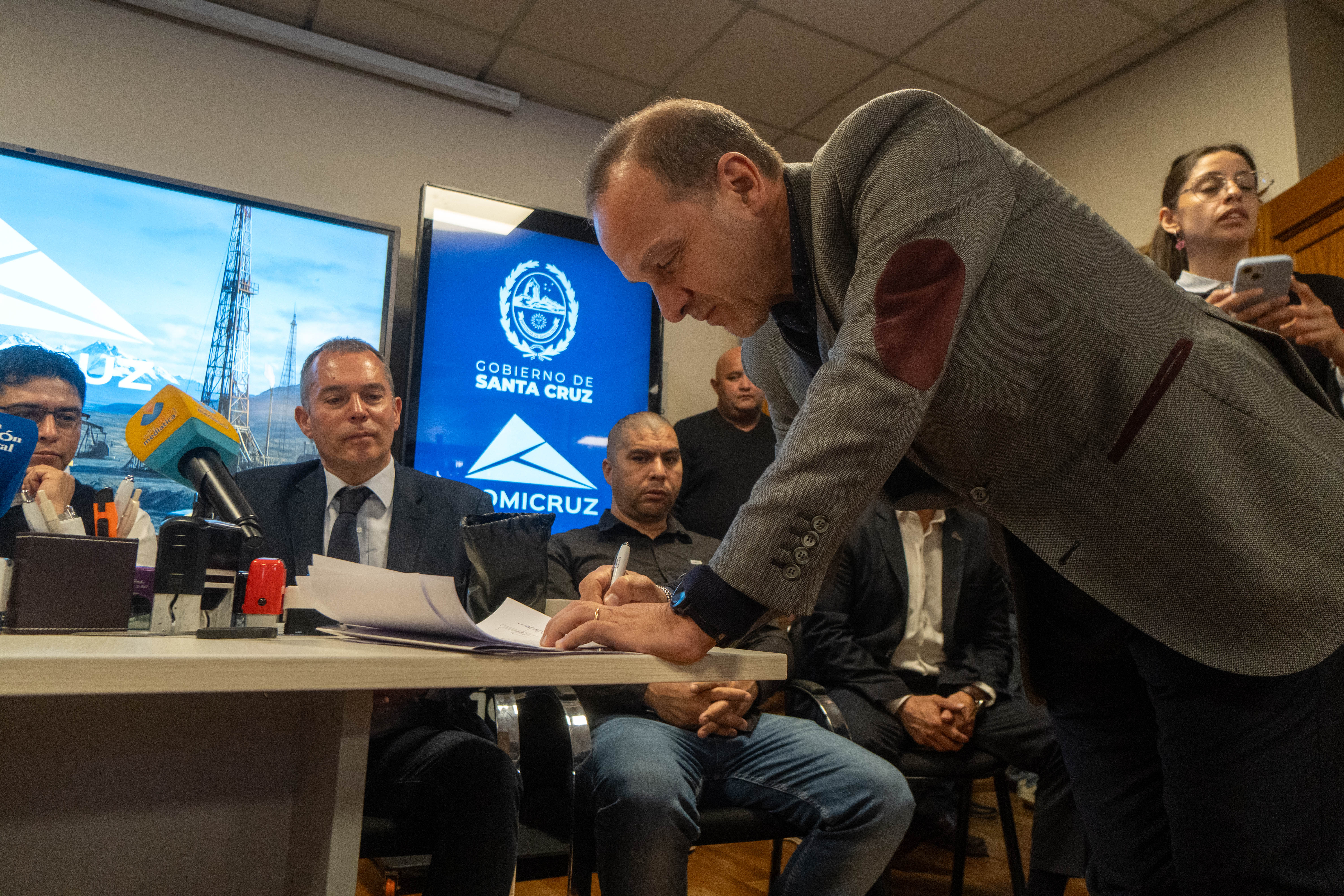  Gustavo Salerno, CEO de Patagonia Resources firmando el acta de apertura del primer sobre de la oferta para operar diez áreas petroleras en el norte de Santa Cruz junto con otras cinco empresas en consorcio. FOTO: LEANDRO FRANCO/ LA OPINIÓN AUSTRAL