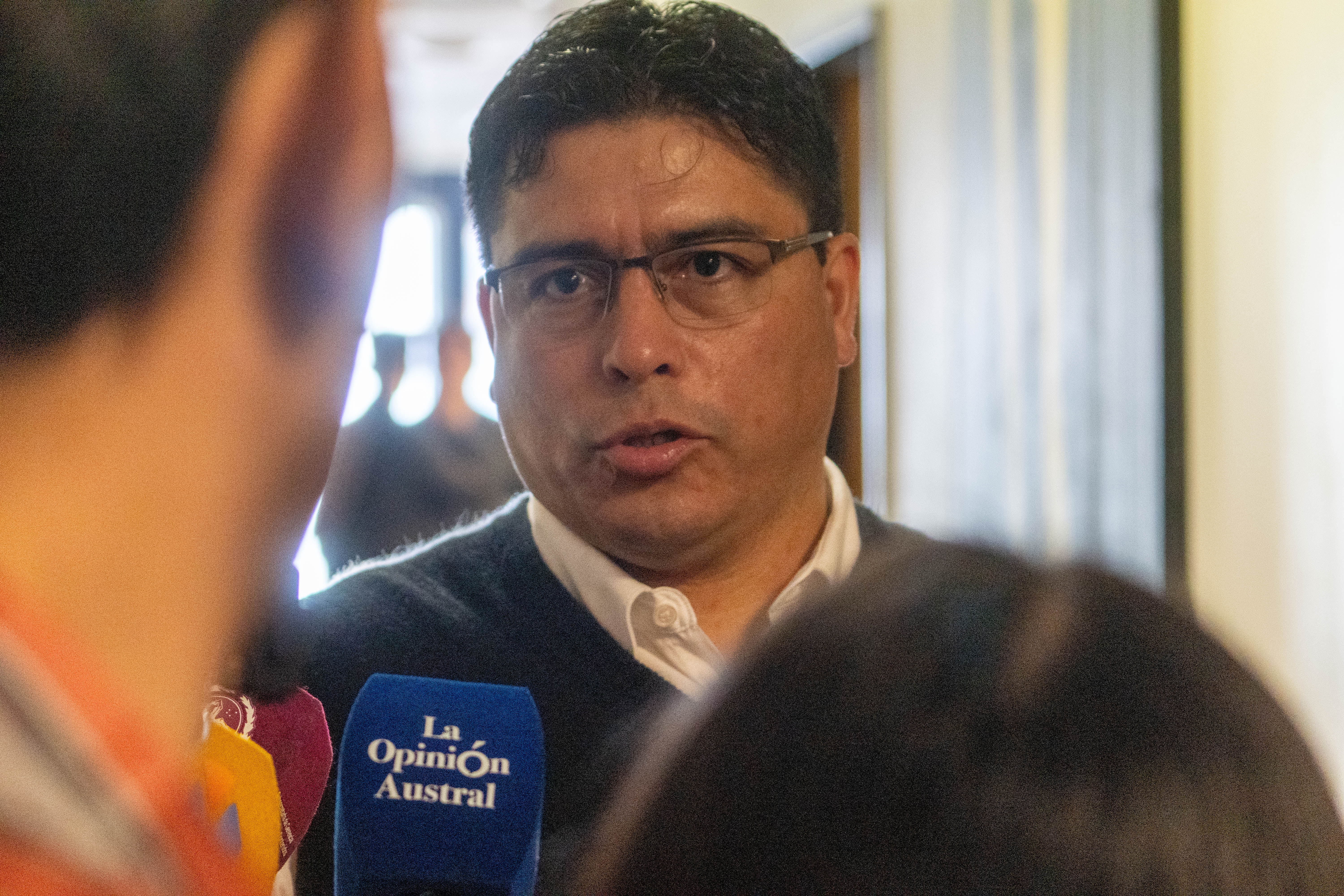  El gobernador Claudio Vidal anticipó la reversión y vuelta a licitación de las áreas de Interoil el pasado 20 de octubre. FOTO: LEANDRO FRANCO/ LA OPINIÓN AUSTRAL