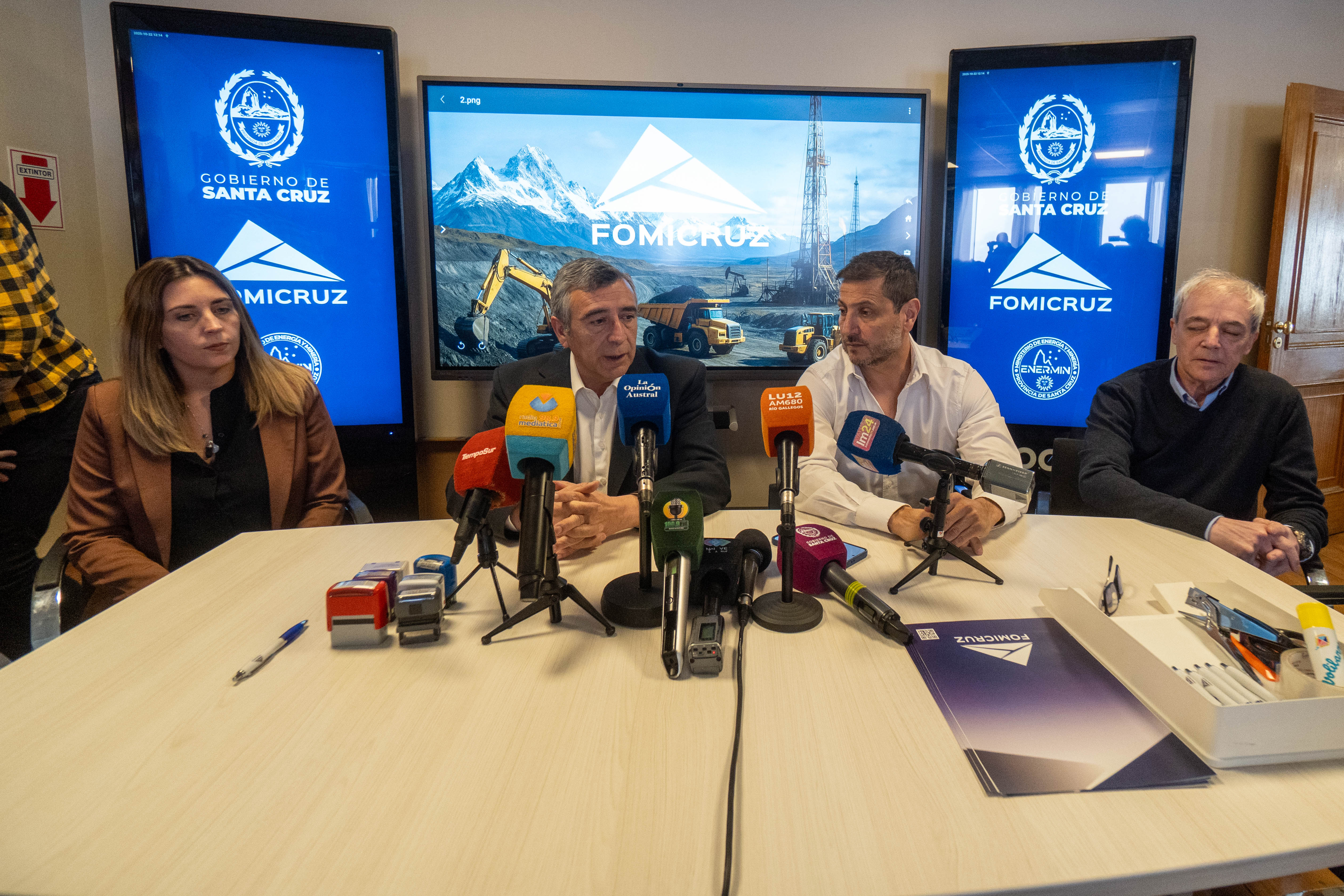  Cecilia Andreanelli, gerente de Administración y Finanzas de FOMICRUZ, el ministro de Energía, Jaime Álvarez, junto al presidente de FOMICRUZ, Oscar Vera y Juan Carlos Berasaluce, vicepresidente de FOMICRUZ. FOTO: LEANDRO FRANCO/ LA OPINIÓN AUSTRAL
