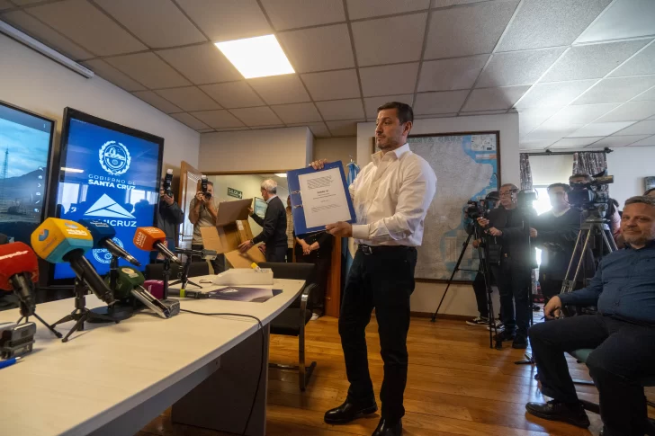  El presidente de FOMICRUZ, Oscar Vera, durante la conferencia de prensa. FOTO: LEANDRO FRANCO/LA OPINIÓN AUSTRAL