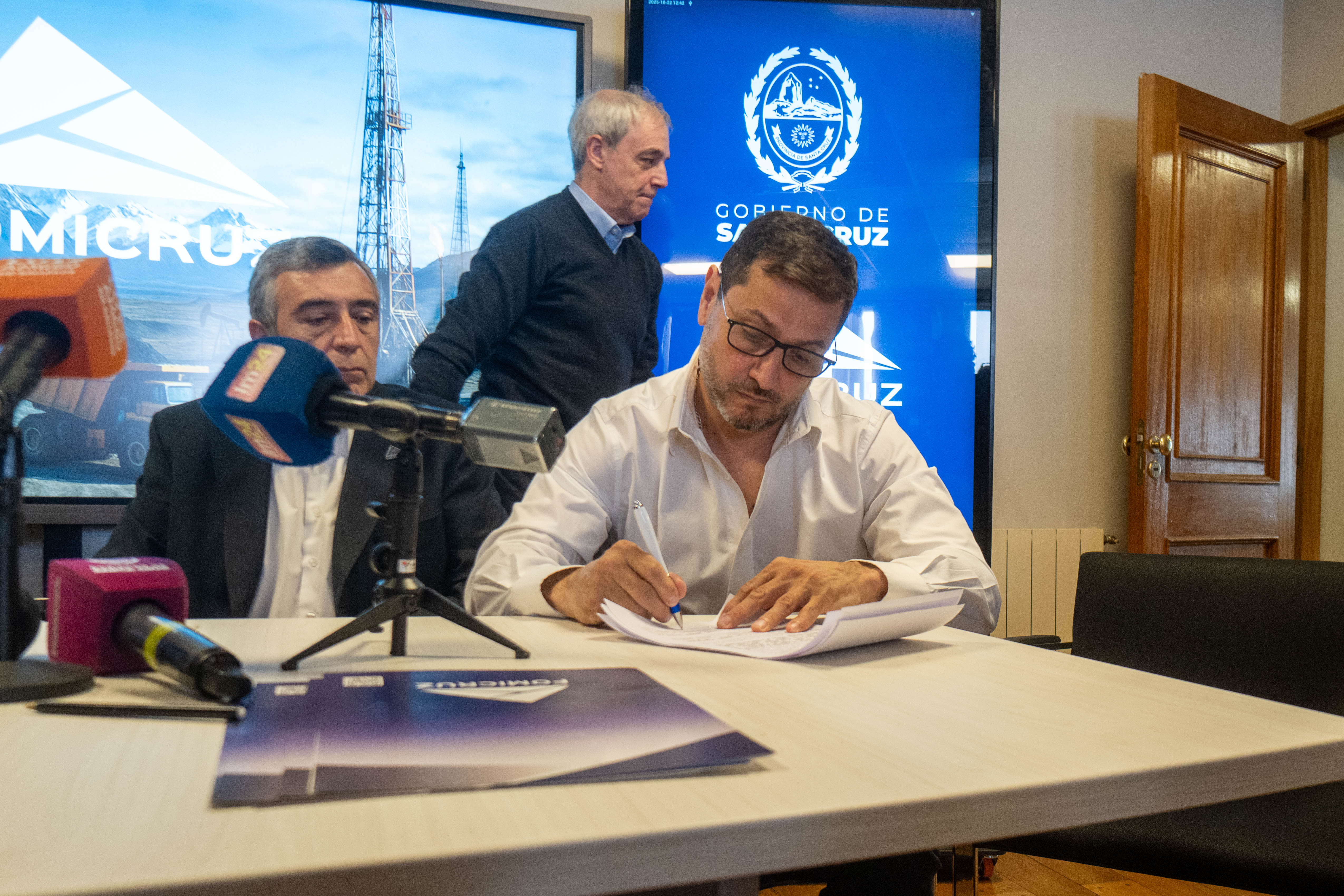  En la firma de la documentación legal. FOTO: LEANDRO FRANCO/ LA OPINIÓN AUSTRAL