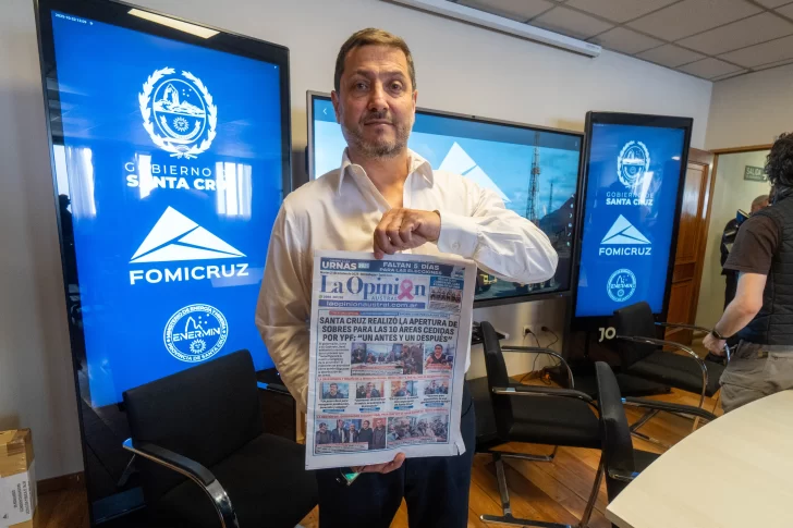  Oscar Vera con la tapa del diario La Opinión Austral. FOTO: LEANDRO FRANCO/ LA OPINIÓN AUSTRAL