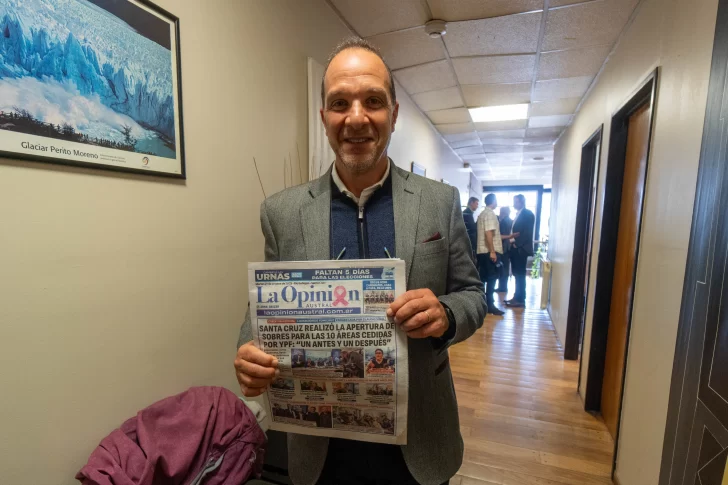  Gustavo Salerno con la tapa de La Opinión Austral. FOTO: LEANDRO FRANCO/ LA OPINIÓN AUSTRAL