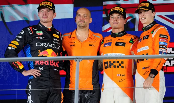  Lando Norris junto a todo el equipo Mc Laren.