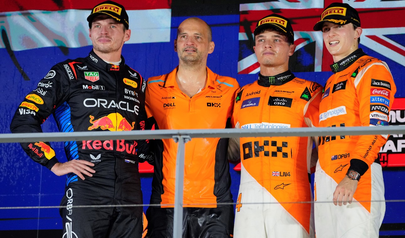  Lando Norris junto a todo el equipo Mc Laren.