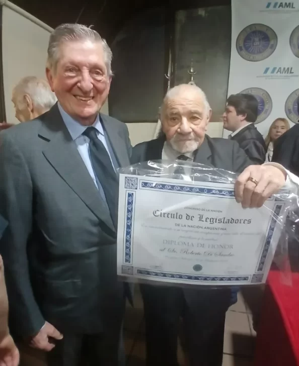  Amigos y el diploma. Juntos recordaron los grandes momentos vividos en Casa de Gobierno. “Te merecés este reconocimiento”, le dijo Escribano.