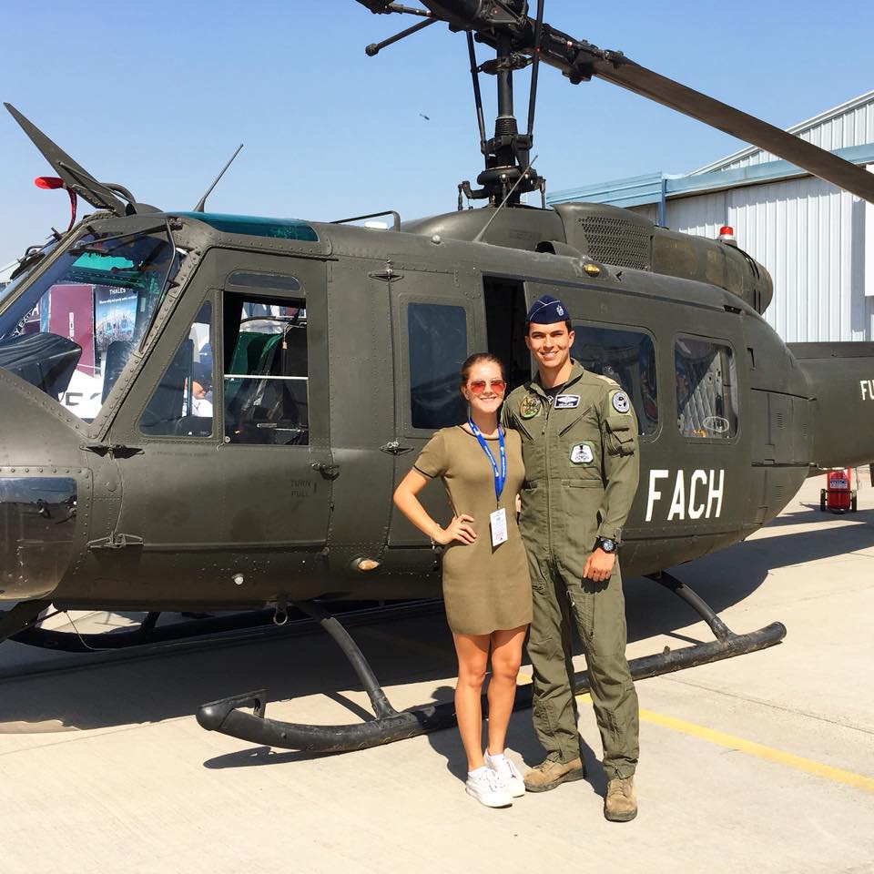  Sergio Hidalgo Leiva y a su pareja, Belén Ignacia Vega Ocares, junto a un helicóptero de la FACh.