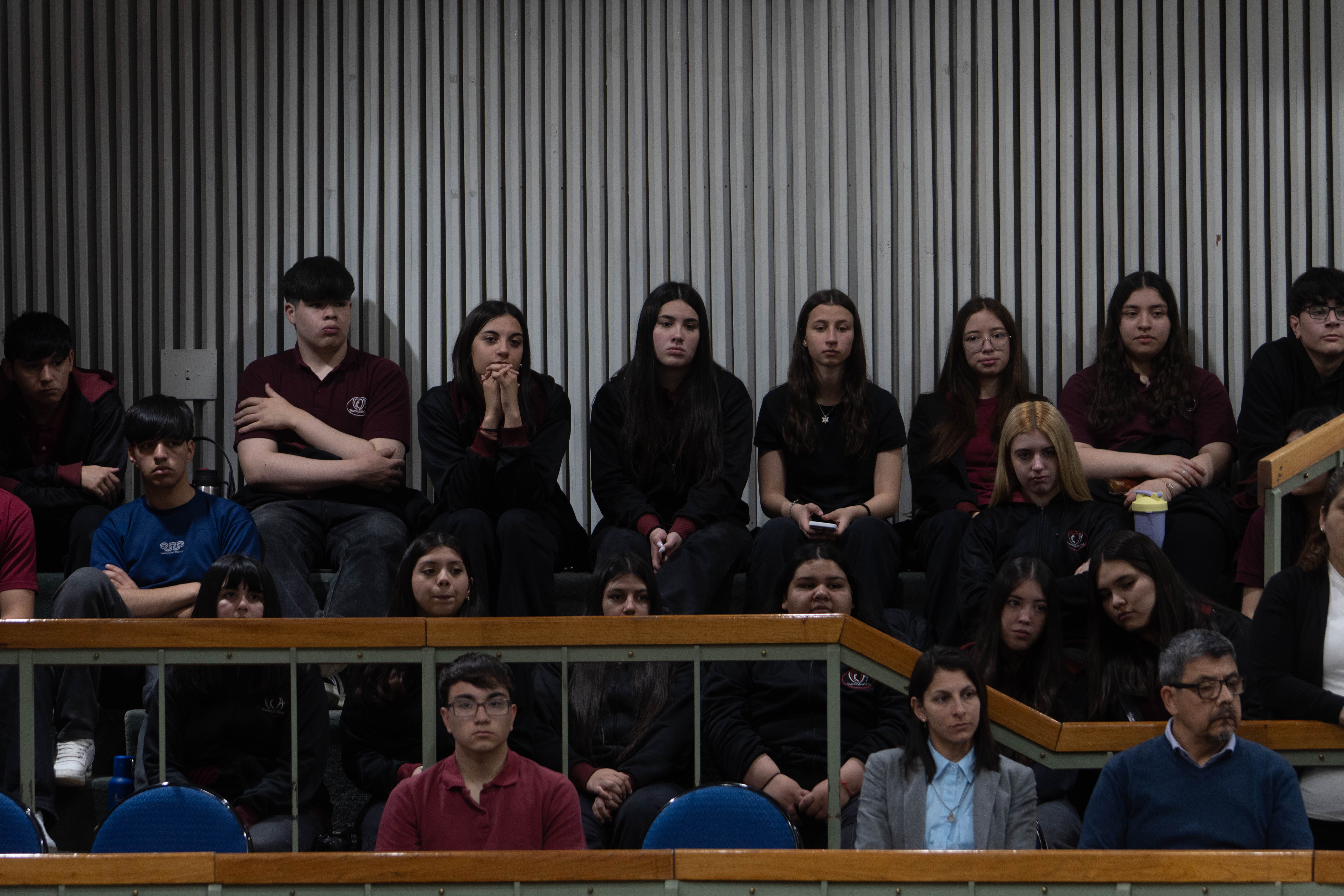  Un grupo de estudiantes había concurrido a presenciar la sesión ordinaria. FOTO: LEANDRO FRANCO / LA OPINIÓN AUSTRAL.