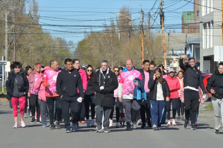  La Caminata Rosa fue convocada por la Policía de Santa Cruz. Foto: José Silva/La Opinión Austral