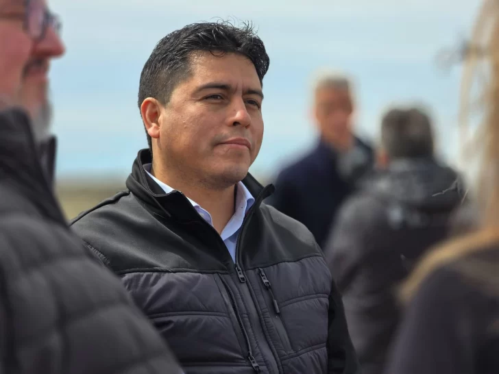 CLAUDIO-VIDAL-EN-YACIMIENTO-SUR-RIO-DESEADO-728x546 CLAUDIO-VIDAL-EN-YACIMIENTO-SUR-RIO-DESEADO-728x546