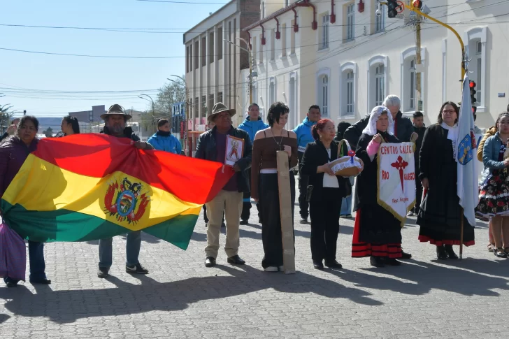 COLECTIVIDAD-BOLIVIANA-EN-EL-IZAMIENTO-728x485