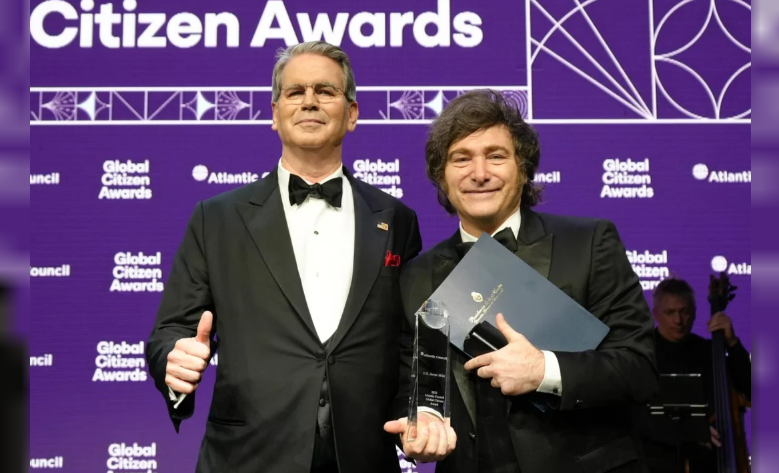  Javier Milei junto a Scott Bessent.