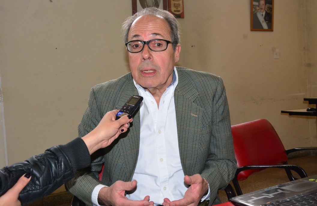  Eduardo Sosa, en sus años de reclamo para ser repuesto en el cargo que se había eliminado. (Foto: La Opinión Austral).