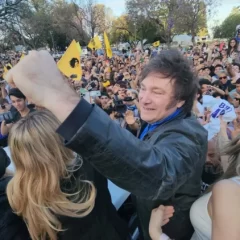 Disturbios en la peatonal frustraron el acto de Milei y alteraron su agenda en Santa Fe