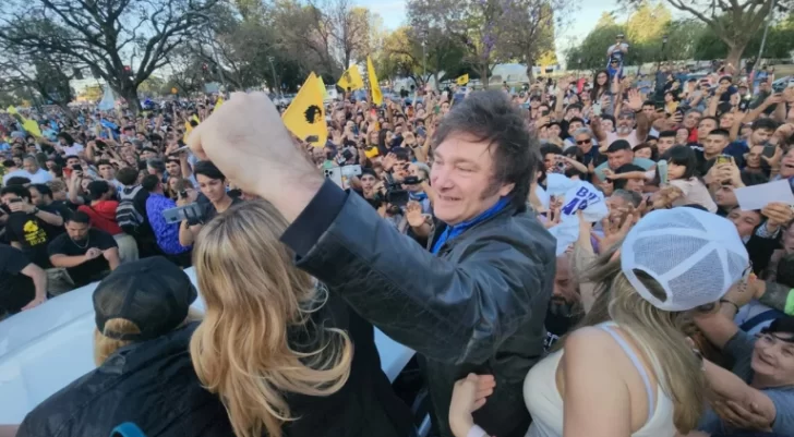 Disturbios en la peatonal frustraron el acto de Milei y alteraron su agenda en Santa Fe