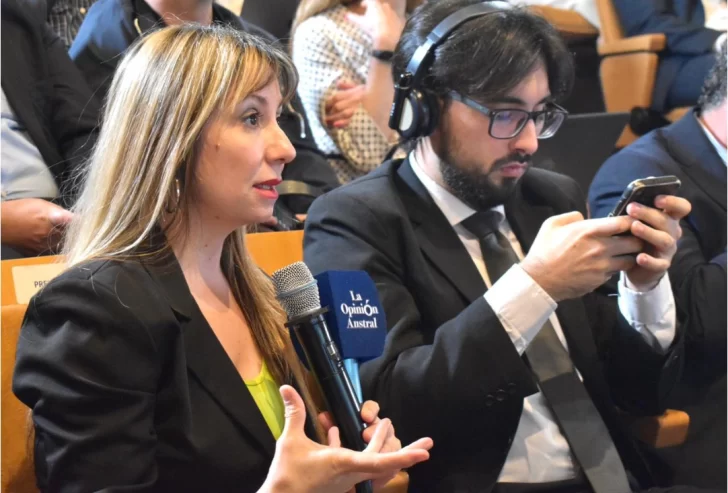  Laura Morales, enviada del Grupo La Opinión Austral a la conferencia realizada en Puerto Madero, Buenos Aires.