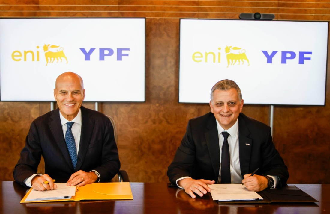  Claudio Descalzi y Horacio Marín a punto de firmar el acuerdo.