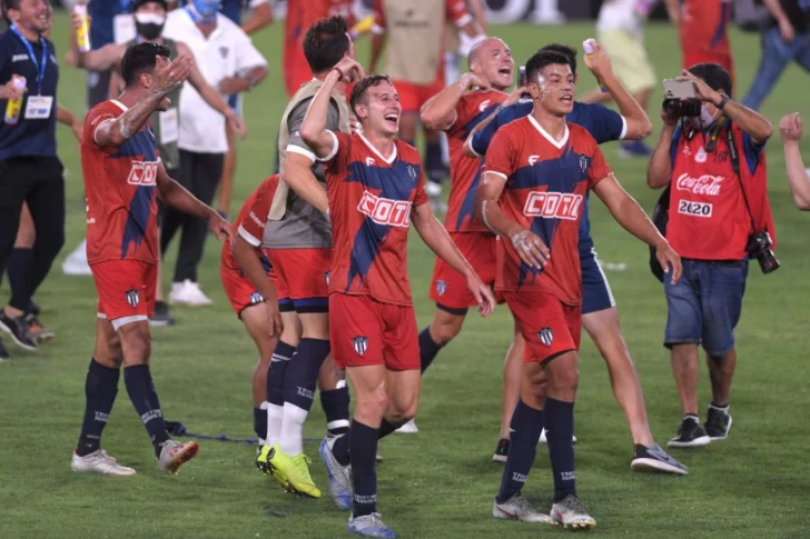  Muñoz durante el ascenso a la Primera Nacional con Tristán Suárez.