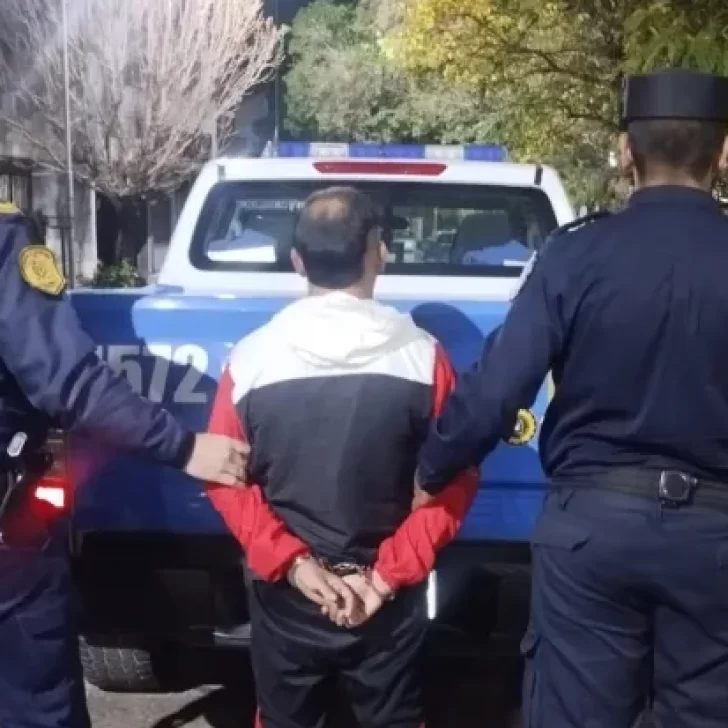 Detuvieron a un joven de Santa Cruz con un arma lista para disparar en una plaza entrerriana