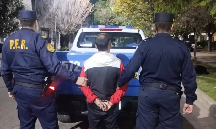 Detuvieron a un joven de Santa Cruz con un arma lista para disparar en una plaza entrerriana