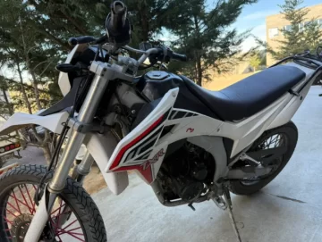 Denunció que le robaron la moto afuera de su casa: “Es mi único medio de transporte” Denunció que le robaron la moto afuera de su casa: “Es mi único medio de transporte”