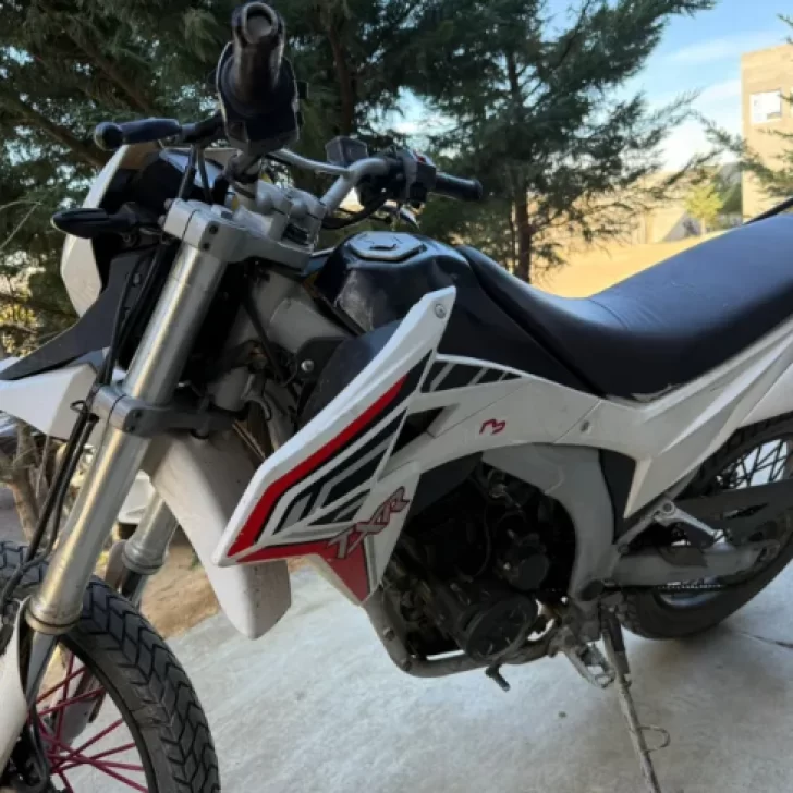 Denunció que le robaron la moto afuera de su casa: “Es mi único medio de transporte” Denunció que le robaron la moto afuera de su casa: “Es mi único medio de transporte”