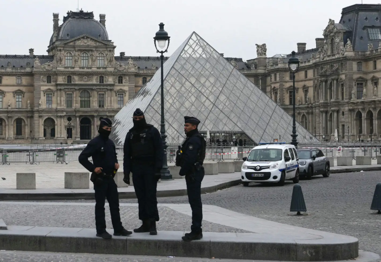 Robo cinematográfico en el Louvre de París: así se llevaron las joyas de Napoleón en solo siete minutos