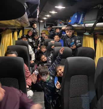 El Gobierno aseguró que la mujer acusada de estafar y dejar varados a los niños de Unión Santacruceña “no tenía habilitación para ofrecer servicios turísticos” El Gobierno aseguró que la mujer acusada de estafar y dejar varados a los niños de Unión Santacruceña “no tenía habilitación para ofrecer servicios turísticos”