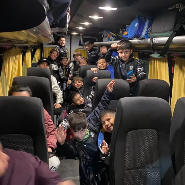 El Gobierno aseguró que la mujer acusada de estafar y dejar varados a los niños de Unión Santacruceña “no tenía habilitación para ofrecer servicios turísticos” El Gobierno aseguró que la mujer acusada de estafar y dejar varados a los niños de Unión Santacruceña “no tenía habilitación para ofrecer servicios turísticos”